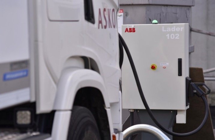 ABB und ASKO elektrifizieren norwegische Lkw-Flotte
